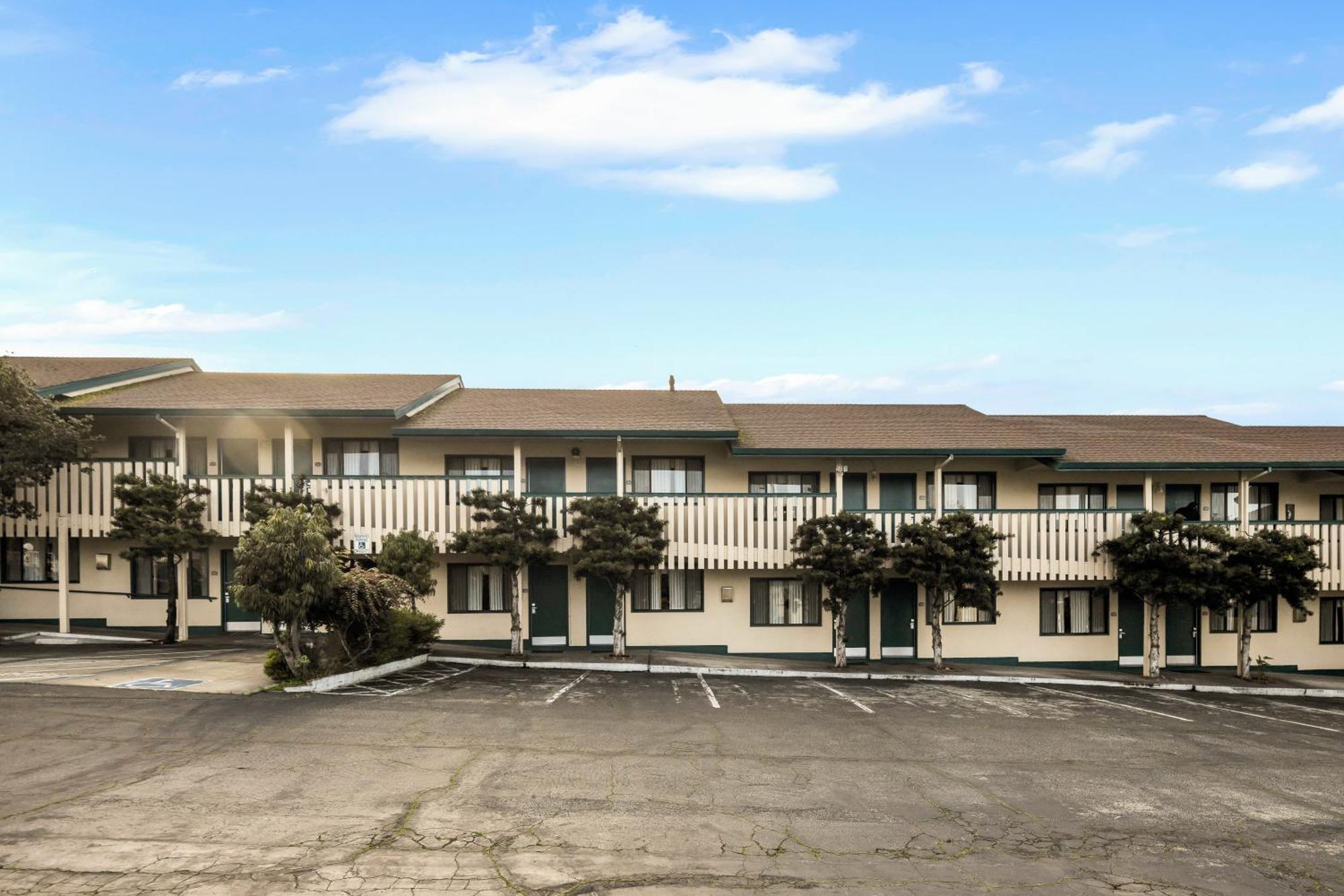 Scottish Fairway Inn Monterrey Exterior foto